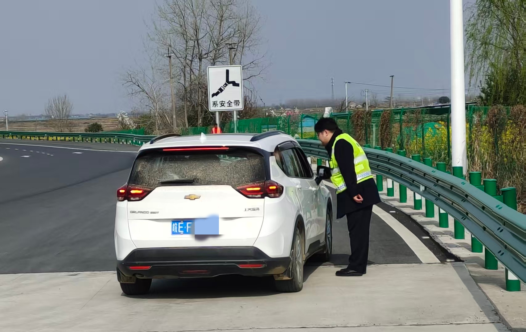 全力以赴保畅通 暖心守护伴前行